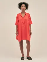 Túnica corta de lino color naranja, con cuello camisero y escote en V. Mangas cortas y corte holgado.