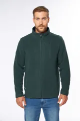 Campera de polar azul marino con cierre frontal completo, cuello alto y bolsillos laterales con cierre. Presenta un bolsillo vertical con cierre en el pecho y logo bordado.