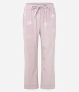 Pijama de dos piezas estilo americano confeccionado en plush suave. Incluye una camisa de manga larga con cuello en V, solapa y cierre frontal con botones, y un pantalón largo de corte recto con cintura elástica y cordón de ajuste. Presenta un estampado de lunares en toda la prenda.