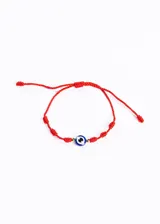 Pulsera roja de hilo con siete nudos y un dije de ojo turco azul y blanco.