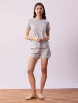 Conjunto de pijama marca René Rofé, compuesto por remera y short. Remera a rayas con escote redondo, ojal y botón. Short a rayas con cintura elastizada.