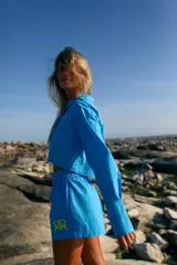 Short celeste de poplín de algodón con cintura elástica y bolsillos laterales. Estampa de RENÉE en lateral izquierdo.