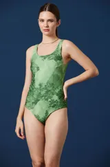 Body de mujer con escote redondo y sin mangas, confeccionado en tela con estampado de paisaje forestal en tonos verdes.