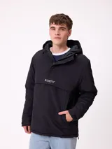 Campera tipo canguro con capucha, color negro, con cierre frontal parcial y bolsillo tipo sobre en el pecho con el logo de la marca bordado.