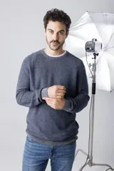 Sweater azul marino de corte clásico con cuello redondo y mangas largas.