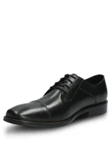 Zapato de vestir formal Hush Puppies, confeccionado en cuero negro con diseño tradicional de puntera recta y cierre mediante cordones. Cuenta con plantilla de cuero transpirable y suela de goma.