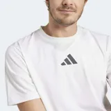 Remera de entrenamiento Adidas de manga corta, color blanco, con logo de las 3 rayas en negro en el pecho. Diseñada con corte clásico, cuello redondo y espalda de malla para mejorar la ventilación. Confeccionada con tejido AEROREADY que absorbe la humedad.
