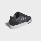 Championes Adidas Drop Step Low 2.0, color negro con detalles plateados y suela blanca. Diseño de caña baja inspirado en el básquet, con exterior de gamuza y material sintético.