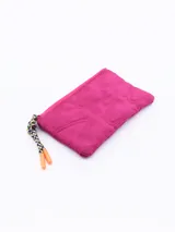 Monedero pequeño color verde con cierre superior y tirador de cordón multicolor.