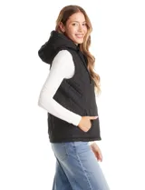 Chaleco capitoneado de color negro con diseño acolchado en forma de rombos. Presenta capucha integrada con cordones de ajuste, cierre frontal completo y bolsillos laterales con cierre a presión.