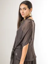Blusa cruzada de seda italiana, color marrón, con diseño envolvente y lazo para atar en el lateral. Incluye una musculosa básica al tono para usar debajo.