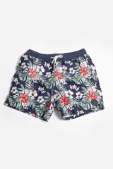 Short de baño azul marino con estampado de hojas de palmera color salmón.