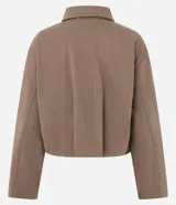 Campera corta de algodón con felpa, diseño tipo baloné con cuello clásico y cierre frontal de cremallera metálica. Presenta un corte holgado y estructura uniforme.