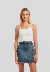 Falda mini de jean color azul, con diseño tipo cargo que incluye bolsillos laterales y cinturón incorporado con hebilla metálica.