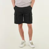 Bermuda estilo cargo confeccionada en gabardina elastizada con lavado a la piedra. Presenta bolsillos laterales con tapa y velcro, bolsillos delanteros diagonales y cierre frontal.