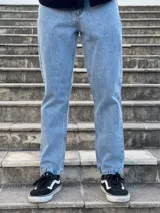 Pantalón de denim celeste, de corte recto y tiro mediano, con bolsillos laterales y traseros.