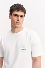 Remera color lila de manga corta y corte clásico, con estampa en el pecho y diseño minimalista.