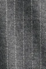 Pantalón de tiro alto confeccionado en tejido de punto de mezcla de viscosa con acabado cepillado. Presenta un diseño de corte recto con estampado de rayas finas y cintura elástica oculta.