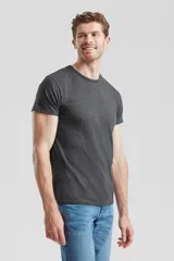 Remera de cuello redondo y manga corta, confeccionada en algodón de alta calidad con un diseño básico y versátil.