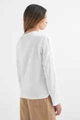 Remera negra de algodón, de corte recto y manga larga.