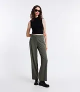 Pantalón de sastrería recto color verde militar, con trabillas en la cintura, cierre de botón y cremallera.