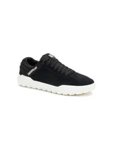 Sneaker Caterpillar modelo Hex + de color negro, con diseño minimalista y suela exterior gruesa de goma blanca. Presenta el logo de la marca en el lateral y en la lengüeta.