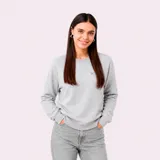 Buzo deportivo de cuello redondo, manga larga con puños elásticos y ruedo acanalado. Presenta un pequeño logo bordado en el pecho.