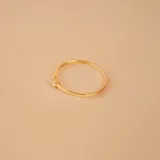 Anillo solitario de oro amarillo 18k con un brillante central engarzado en cuatro puntas y banda fina.
