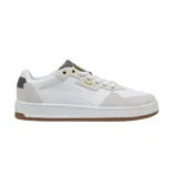 Championes Puma Court Classic de diseño urbano, confeccionados en cuero sintético blanco con refuerzos de gamuza en tono beige. Presentan detalles en azul marino en la lengüeta y el talón, junto con el logo de la marca en dorado. Cuentan con suela de goma color caramelo.