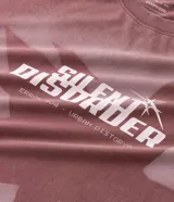 Remera de algodón con cuello redondo y manga corta, presenta un diseño estampado frontal con la frase 'Silent Disorder' en tipografía moderna sobre un gráfico abstracto.