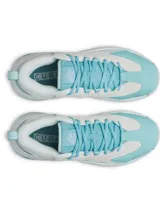 Championes Under Armour Curry 3Z7 SDE, diseñados para básquetbol, combinan una parte superior de malla transpirable celeste con revestimientos de cuero blanco y gris claro. Cuentan con entresuela Charged Cushioning y suela de goma blanca con patrón de tracción.