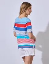 Remera de algodón con rayas horizontales en azul, celeste, rojo y blanco.