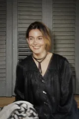 Camisa de seda negra estilo boho chic, amplia, con mangas abullonadas, frunce en hombros y espalda, y cierre frontal con botones.