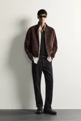 Pantalón relaxed fit azul marino confeccionado en tejido de algodón con estructura, de estilo clásico con cinco bolsillos y cierre frontal con cremallera y botón.