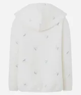 Bata de estar por casa confeccionada en tejido sherpa de textura suave, color blanco con pequeños bordados de moños en color celeste. Presenta capucha, mangas largas y dos bolsillos frontales.