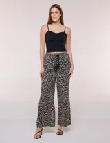 Pantalón de poliéster de corte ancho tipo palazzo y calce relajado, con estampado de hojas en tonos azules, cintura alta elastizada con cordón ajustable y bolsillos laterales.