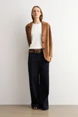 Pantalón de jean azul oscuro con corte flare, tiro alto y bolsillos delanteros tipo plaqué. Presenta costuras a la vista y una silueta amplia en las piernas.