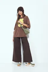 Remerón de manga corta con calce amplio y estética urbana, confeccionado con proceso de lavado que le otorga un efecto desgastado. Presenta una estampa gráfica frontal de un oso de goma en color verde.