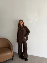 Pantalon de corte recto y holgado, confeccionado en tejido de punto con textura acanalada, de tiro alto y cintura elástica.