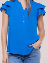 Blusa de gasa roja con escote en V y abotonadura parcial frontal. Presenta mangas cortas con doble volado y corte semi entallado.