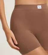 Bermuda íntima femenina color marrón claro, seamless, con cintura elástica y textura acanalada.