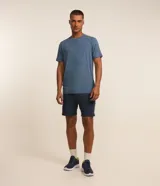 Remera deportiva de manga corta con cuello redondo, confeccionada en tejido técnico con tecnología Dry para mayor transpirabilidad y evaporación del sudor. Presenta un diseño básico con detalles reflectantes.