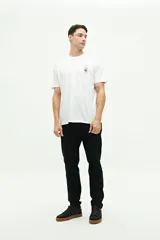 Remera marrón de manga corta con cuello redondo y estampado frontal con texto y flores.