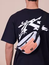 Riñonera celeste con bolsillo frontal color salmón y logo de la marca Rusty en negro.