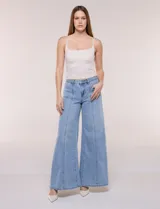 Top crop texturado color blanco, con escote recto y doble tirante fino.