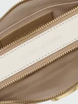 Bolso bandolera tipo cámara (camera bag) Marc Jacobs The Snapshot, color negro con detalles en blanco y herrajes dorados. Presenta el logo 'J' en metal dorado en el frente y una correa ancha de tela con el logo de la marca en blanco y negro.