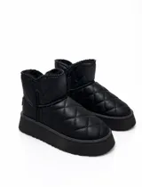 Botas tipo pantubota de caña baja, color negro, con diseño acolchado en forma de rombos y suela de plataforma plana. Presentan interior forrado en piel sintética y detalle de etiqueta en el lateral.