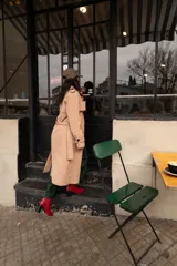 Botas de cuero sintético rojas con cierre lateral y taco bloque.