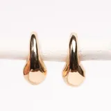 Aros colgantes dorados con forma de lágrima.