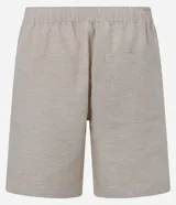 Bermuda de sarga con estampa rayada en color gris, de corte recto y largo por encima de la rodilla. Posee cintura elástica ajustable mediante cordón blanco y bolsillos laterales.
